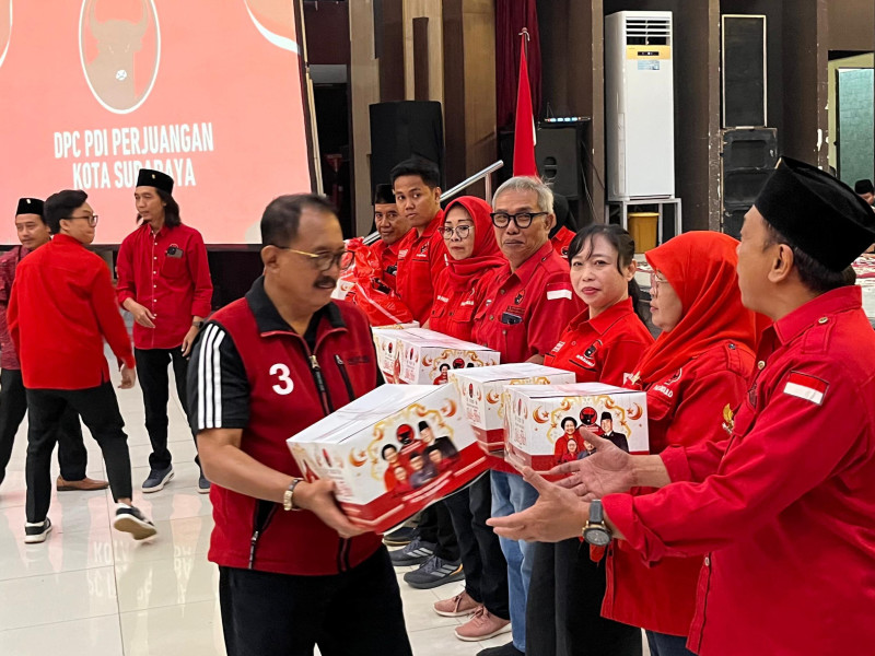 Ketua DPC PDI Perjuangan Kota Surabaya, Armuji, membagikan bingkisan kepada kader partai, anak yatim dan warga miskin.