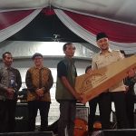 Wakil Menteri Kebudayaan Giring Ganesha memberikan bantuan alat musik kepada para pekerja seni binaan Institut Musik Jalanan.