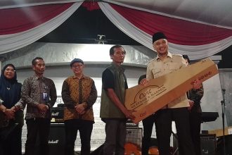 Wakil Menteri Kebudayaan Giring Ganesha memberikan bantuan alat musik kepada para pekerja seni binaan Institut Musik Jalanan.