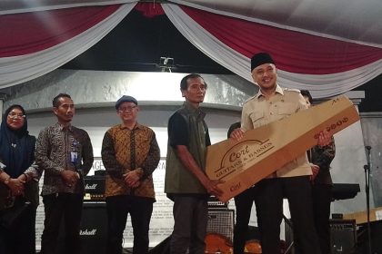 Wakil Menteri Kebudayaan Giring Ganesha memberikan bantuan alat musik kepada para pekerja seni binaan Institut Musik Jalanan.