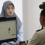 Petugas melayani permohonan pembuatan paspor elektronik di salah satu kantor imigrasi di Jakarta.