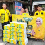 Tim relawan dan Partai Golkar membagikan bingkisan dari Adela Kanasya di wilayah Gunungsari, Surabaya.