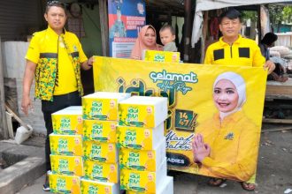Tim relawan dan Partai Golkar membagikan bingkisan dari Adela Kanasya di wilayah Gunungsari, Surabaya.
