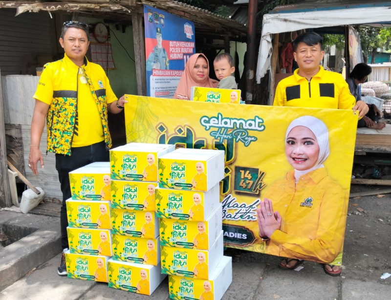 Tim relawan dan Partai Golkar membagikan bingkisan dari Adela Kanasya di wilayah Gunungsari, Surabaya.