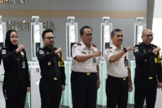 Kakanwil Ditjen Imigrasi Jatim, Novianto Sulastono didampingi Kaknim Surabaya Agus Winarto, Kabid TPI Olie Racman dan jajaran usai meninjau kesiapan petugas bandara melayani para pemudik.