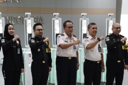 Kakanwil Ditjen Imigrasi Jatim, Novianto Sulastono didampingi Kaknim Surabaya Agus Winarto, Kabid TPI Olie Racman dan jajaran usai meninjau kesiapan petugas bandara melayani para pemudik.