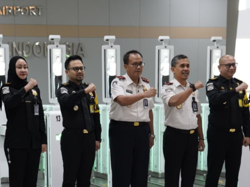 Kakanwil Ditjen Imigrasi Jatim, Novianto Sulastono didampingi Kaknim Surabaya Agus Winarto, Kabid TPI Olie Racman dan jajaran usai meninjau kesiapan petugas bandara melayani para pemudik.