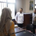 Direktur Jenderal (Dirjen) Pengendalian dan Penertiban Tanah dan Ruang (PPTR), Lampri, didampingi Kakantah Surabaya I, Wida Rihardyan Adjie berbincang dengan petugas pelayanan Kantah Surabaya I.