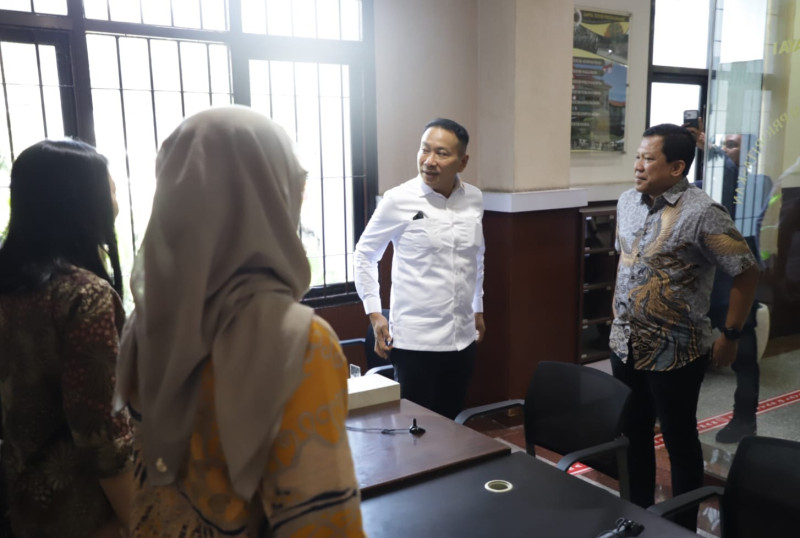 Direktur Jenderal (Dirjen) Pengendalian dan Penertiban Tanah dan Ruang (PPTR), Lampri, didampingi Kakantah Surabaya I, Wida Rihardyan Adjie berbincang dengan petugas pelayanan Kantah Surabaya I.