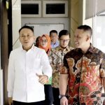 Kakantah Kabupaten Gresik, Rarif Setiawan mendampingi Dirjen PPTR Lampri saat sidak pelayananselam libur lebaran di Kantah Gresik.