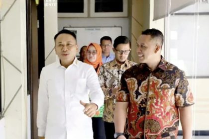 Kakantah Kabupaten Gresik, Rarif Setiawan mendampingi Dirjen PPTR Lampri saat sidak pelayananselam libur lebaran di Kantah Gresik.
