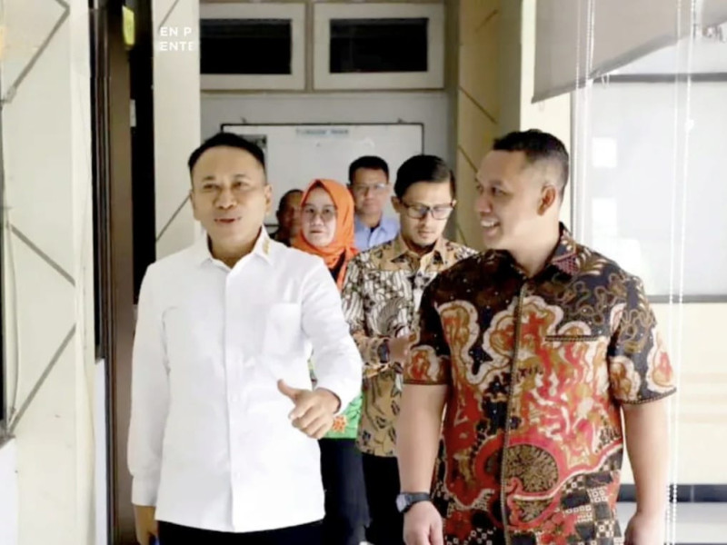 Kakantah Kabupaten Gresik, Rarif Setiawan mendampingi Dirjen PPTR Lampri saat sidak pelayananselam libur lebaran di Kantah Gresik.