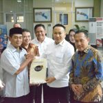 Direktur Jenderal Pengendalian dan Penertiban Tanah dan Ruang (PPTR) Lampri menyerahkan sertifikat wakaf disaksikan Direktur Jenderal Penanganan Sengketa dan Konflik Pertanahan (PSKP) Ilyas Tedjo Prijono dan Kakantah Sidoarjo, Nursuliantoro.