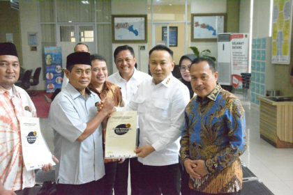 Direktur Jenderal Pengendalian dan Penertiban Tanah dan Ruang (PPTR) Lampri menyerahkan sertifikat wakaf disaksikan Direktur Jenderal Penanganan Sengketa dan Konflik Pertanahan (PSKP) Ilyas Tedjo Prijono dan Kakantah Sidoarjo, Nursuliantoro.