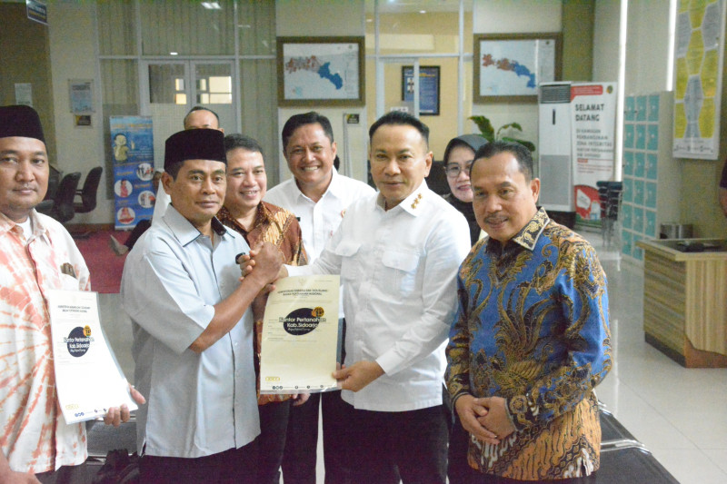 Direktur Jenderal Pengendalian dan Penertiban Tanah dan Ruang (PPTR) Lampri menyerahkan sertifikat wakaf disaksikan Direktur Jenderal Penanganan Sengketa dan Konflik Pertanahan (PSKP) Ilyas Tedjo Prijono dan Kakantah Sidoarjo, Nursuliantoro.