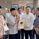 Direktur Jenderal Pengendalian dan Penertiban Tanah dan Ruang (PPTR) Lampri menyerahkan sertifikat wakaf disaksikan Direktur Jenderal Penanganan Sengketa dan Konflik Pertanahan (PSKP) Ilyas Tedjo Prijono dan Kakantah Sidoarjo, Suli.