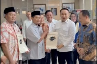 Direktur Jenderal Pengendalian dan Penertiban Tanah dan Ruang (PPTR) Lampri menyerahkan sertifikat wakaf disaksikan Direktur Jenderal Penanganan Sengketa dan Konflik Pertanahan (PSKP) Ilyas Tedjo Prijono dan Kakantah Sidoarjo, Suli.