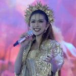 Penampilan Icha Yang di Ballroom Hotel Borobudur mampu menghipnotis pengunjung lewat lagu-lagu Mandarin.