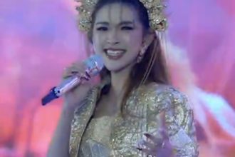 Penampilan Icha Yang di Ballroom Hotel Borobudur mampu menghipnotis pengunjung lewat lagu-lagu Mandarin.