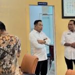 Kepala Kantor Pertanahan Kabupaten Nganjuk, Suwono Budi Hartono (kanan) berbincang dengan Direktur Jenderal Pengendalian dan Penertiban Tanah dan Ruang (PPTR), Lampri.
