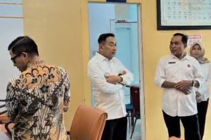 Kepala Kantor Pertanahan Kabupaten Nganjuk, Suwono Budi Hartono (kanan) berbincang dengan Direktur Jenderal Pengendalian dan Penertiban Tanah dan Ruang (PPTR), Lampri.