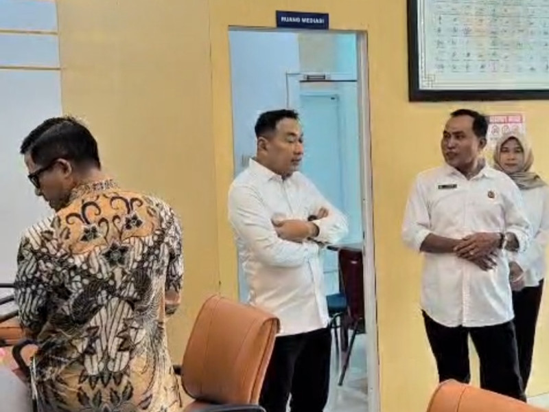 Kepala Kantor Pertanahan Kabupaten Nganjuk, Suwono Budi Hartono (kanan) berbincang dengan Direktur Jenderal Pengendalian dan Penertiban Tanah dan Ruang (PPTR), Lampri.