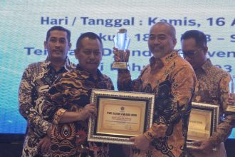 AKBP Arbaridi Jumhur, Kasubdit Jatanras, Ditreskrimum Jatim meraih penghargaan pada acara PWI Jatim Award 2026.