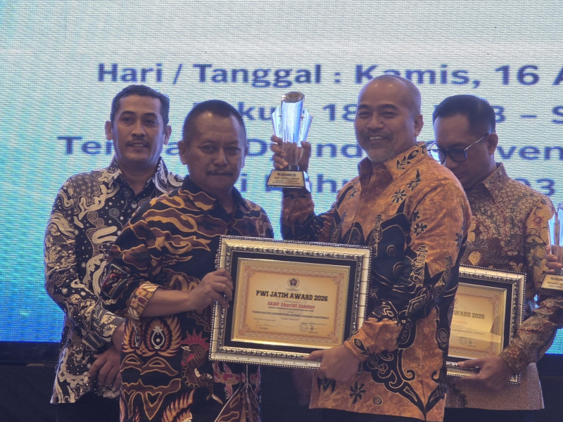 AKBP Arbaridi Jumhur, Kasubdit Jatanras, Ditreskrimum Jatim meraih penghargaan pada acara PWI Jatim Award 2026.