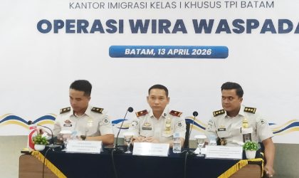 Kepala Kantor Imigrasi Batam, Wahyu Eka Putra didampingi jajaran saat merilis hasil Operasi Wirawaspada 2026.