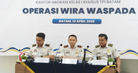 Kepala Kantor Imigrasi Batam, Wahyu Eka Putra didampingi jajaran saat merilis hasil Operasi Wirawaspada 2026.