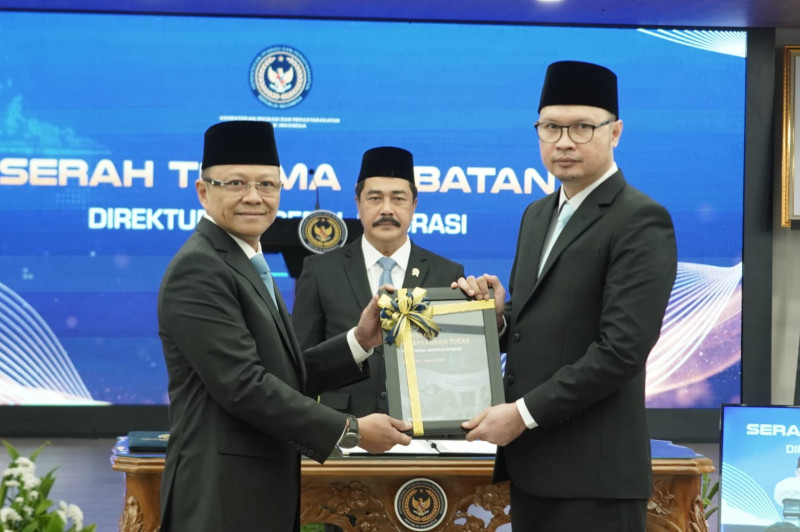 Serah terima jabatan dari Plt Dirjen Imigrasi, Yuldi Yusman kepada Hendarsam Marantoko, Dirjen Imigrasi yang baru.
