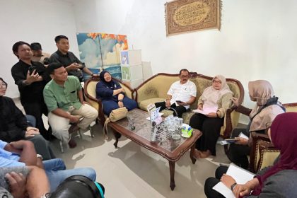 Wakil Wali Kota Surabaya, Armuji, turun langsung melakukan inspeksi mendadak (sidak) ke kantor WO Kamuya di kawasan Rungkut