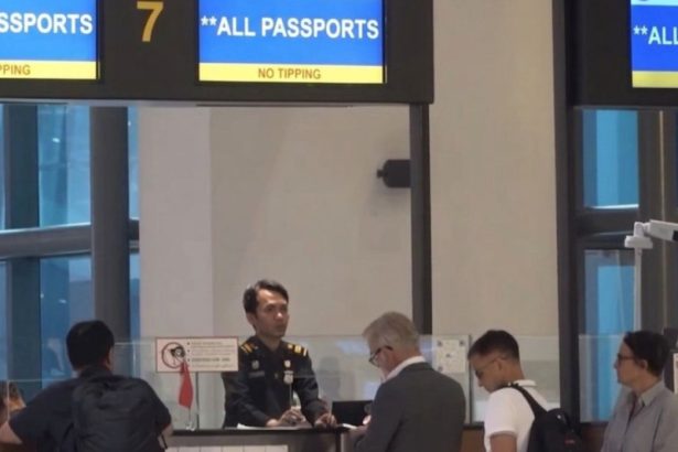 Petugas di Tempat Pemeriksaan Imigrasi (TPI) di bandara internasional, siap siaga memberikan pelayanan keimigrasian terbaik.