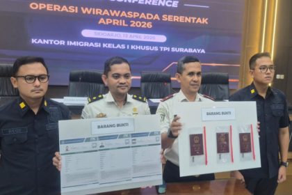 Dari KIRI: Kasi Penindakan Regi Haris Sasongko, Kabid Tikkim Mohammad Rio Andireza, Kepala Kantor Imigrasi Surabaya Agus Winarto, dan Kasi Pengawasan Renza Karsa Karim, usai memberikan keterangan kepada wartawan hasil Operasi Wirawaspada 2026.