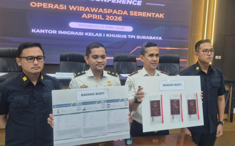 Dari KIRI: Kasi Penindakan Regi Haris Sasongko, Kabid Tikkim Mohammad Rio Andireza, Kepala Kantor Imigrasi Surabaya Agus Winarto, dan Kasi Pengawasan Renza Karsa Karim, usai memberikan keterangan kepada wartawan hasil Operasi Wirawaspada 2026.