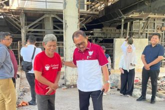 Wakil Wali Kota Surabaya, Armuji, sidsk di gudang mesin pembakar sampah (insinerator) milik PT Unicomindo Perdana di kawasan Keputih, Kecamatan Sukolilo.