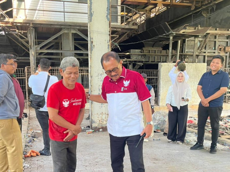 Wakil Wali Kota Surabaya, Armuji, sidsk di gudang mesin pembakar sampah (insinerator) milik PT Unicomindo Perdana di kawasan Keputih, Kecamatan Sukolilo.