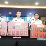 Dirjen Imigrasi Hendarsam Marantoko didampingi para direktur dan kasubdit merilis BB hasil tangkapan dari WNA .