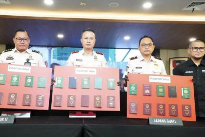 Dirjen Imigrasi Hendarsam Marantoko didampingi para direktur dan kasubdit merilis BB hasil tangkapan dari WNA .