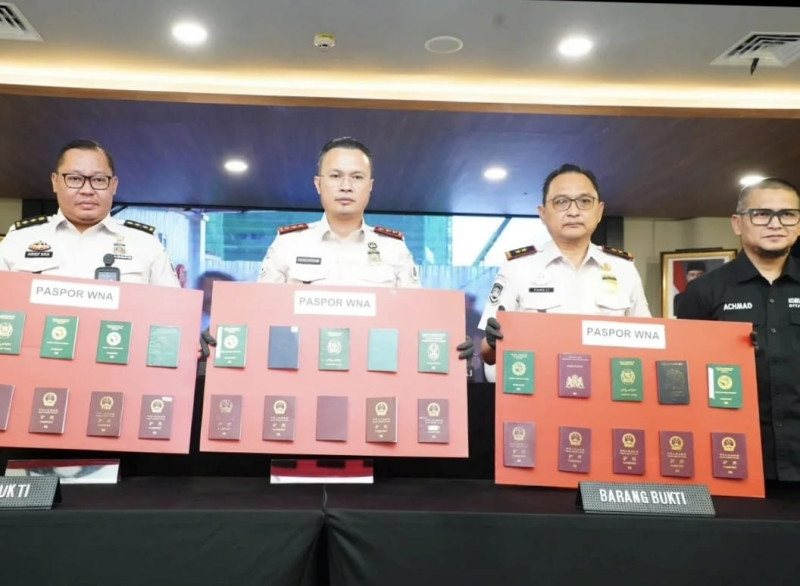 Dirjen Imigrasi Hendarsam Marantoko didampingi para direktur dan kasubdit merilis BB hasil tangkapan dari WNA .