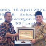 Kakanwil BPN Jawa Timur, Asep Heri menerima penghargaan dari Persatuan Wartawan Indonesia (PWI) Jatim.