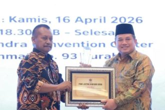 Kakanwil BPN Jawa Timur, Asep Heri menerima penghargaan dari Persatuan Wartawan Indonesia (PWI) Jatim.