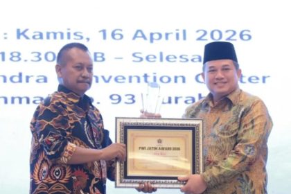 Kakanwil BPN Jawa Timur, Asep Heri menerima penghargaan dari Persatuan Wartawan Indonesia (PWI) Jatim.