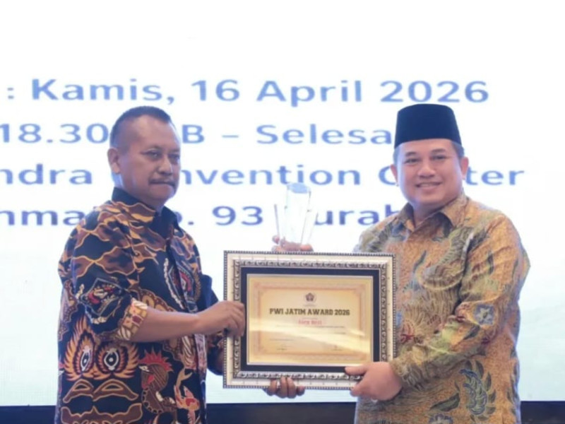 Kakanwil BPN Jawa Timur, Asep Heri menerima penghargaan dari Persatuan Wartawan Indonesia (PWI) Jatim.
