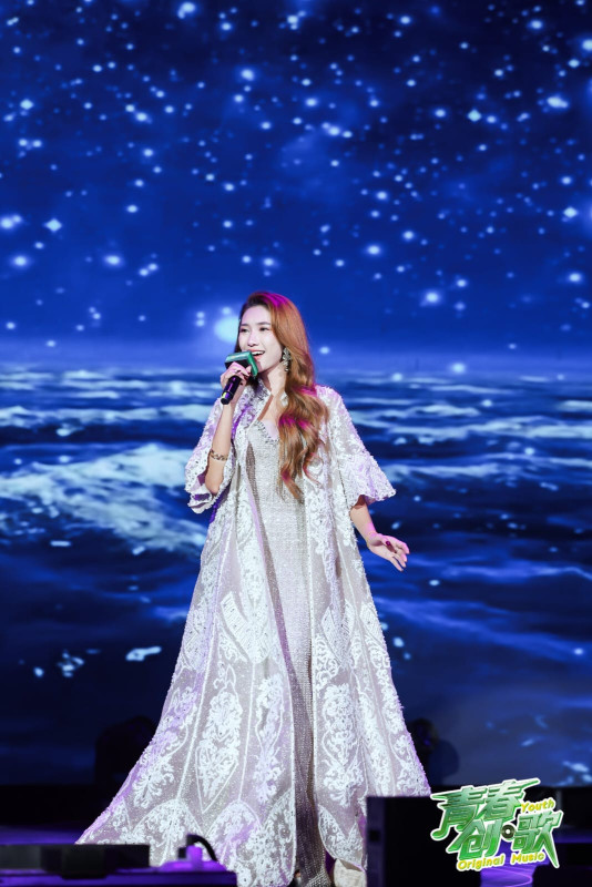 Icha Yang, namanya kian bersinar sebagai pendatang baru di lagu-lagu Mandarin.