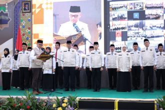 Menteri Haji dan Umrah RI, Mochamad Irfan Yusuf, memimpin jalannya pelantikan  struktur PPIH Embarkasi Surabaya di Gedung Musdalifah Asrama Haji Surabaya.