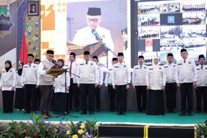 Menteri Haji dan Umrah RI, Mochamad Irfan Yusuf, memimpin jalannya pelantikan  struktur PPIH Embarkasi Surabaya di Gedung Musdalifah Asrama Haji Surabaya.