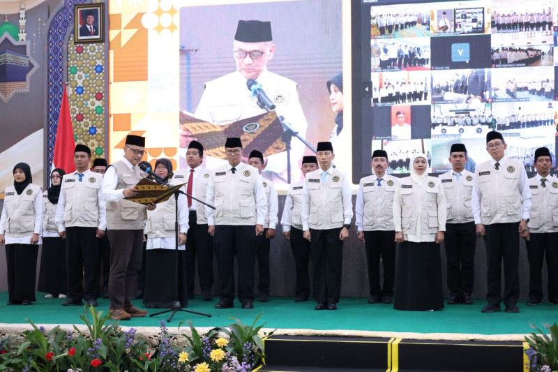 Menteri Haji dan Umrah RI, Mochamad Irfan Yusuf, memimpin jalannya pelantikan  struktur PPIH Embarkasi Surabaya di Gedung Musdalifah Asrama Haji Surabaya.