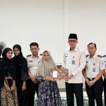 Kakanwil Ditjen Imigrasi Maluku Utara, Mohammad Ridwan, memberikan santunan kepada anak-anak yatim dari Panti Asuhan At Taqwa.
