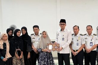 Kakanwil Ditjen Imigrasi Maluku Utara, Mohammad Ridwan, memberikan santunan kepada anak-anak yatim dari Panti Asuhan At Taqwa.